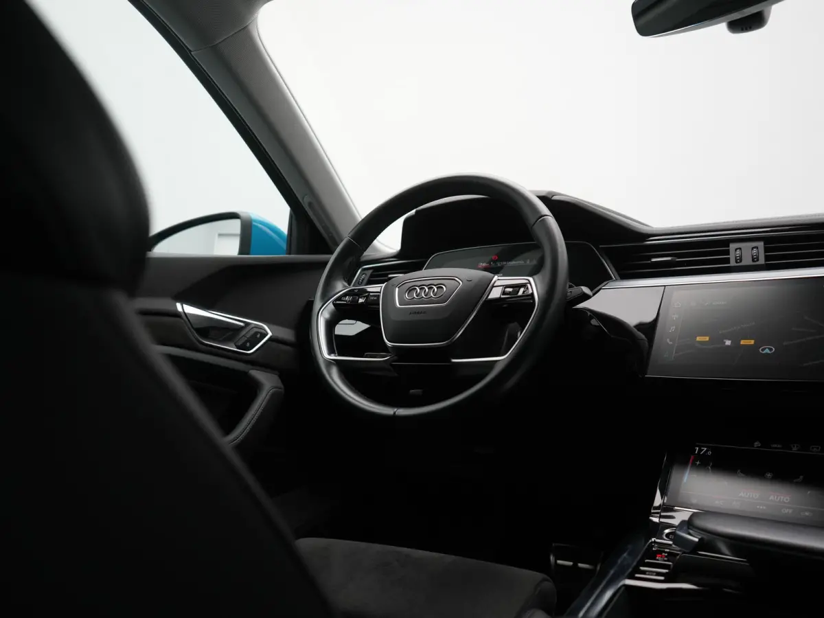 50 Quattro S Line 71 kWh 313pk Dealer O.H. | Luchtvering | Adaptive Cruise | Nachtzicht | Head Up | Camera | Alcantara Sportstoelen Verwarmd | Keyless | 20"L.M | Navigatie | DAB | Virtual Co