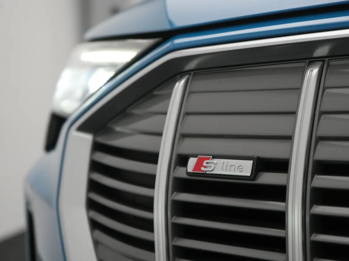 50 Quattro S Line 71 kWh 313pk Dealer O.H. | Luchtvering | Adaptive Cruise | Nachtzicht | Head Up | Camera | Alcantara Sportstoelen Verwarmd | Keyless | 20"L.M | Navigatie | DAB | Virtual Co