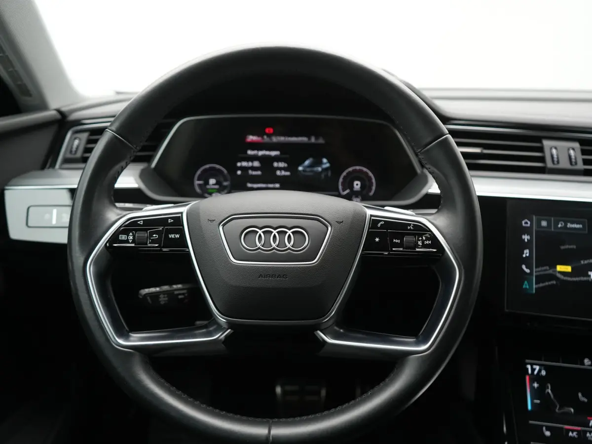 50 Quattro S Line 71 kWh 313pk Dealer O.H. | Luchtvering | Adaptive Cruise | Nachtzicht | Head Up | Camera | Alcantara Sportstoelen Verwarmd | Keyless | 20"L.M | Navigatie | DAB | Virtual Co