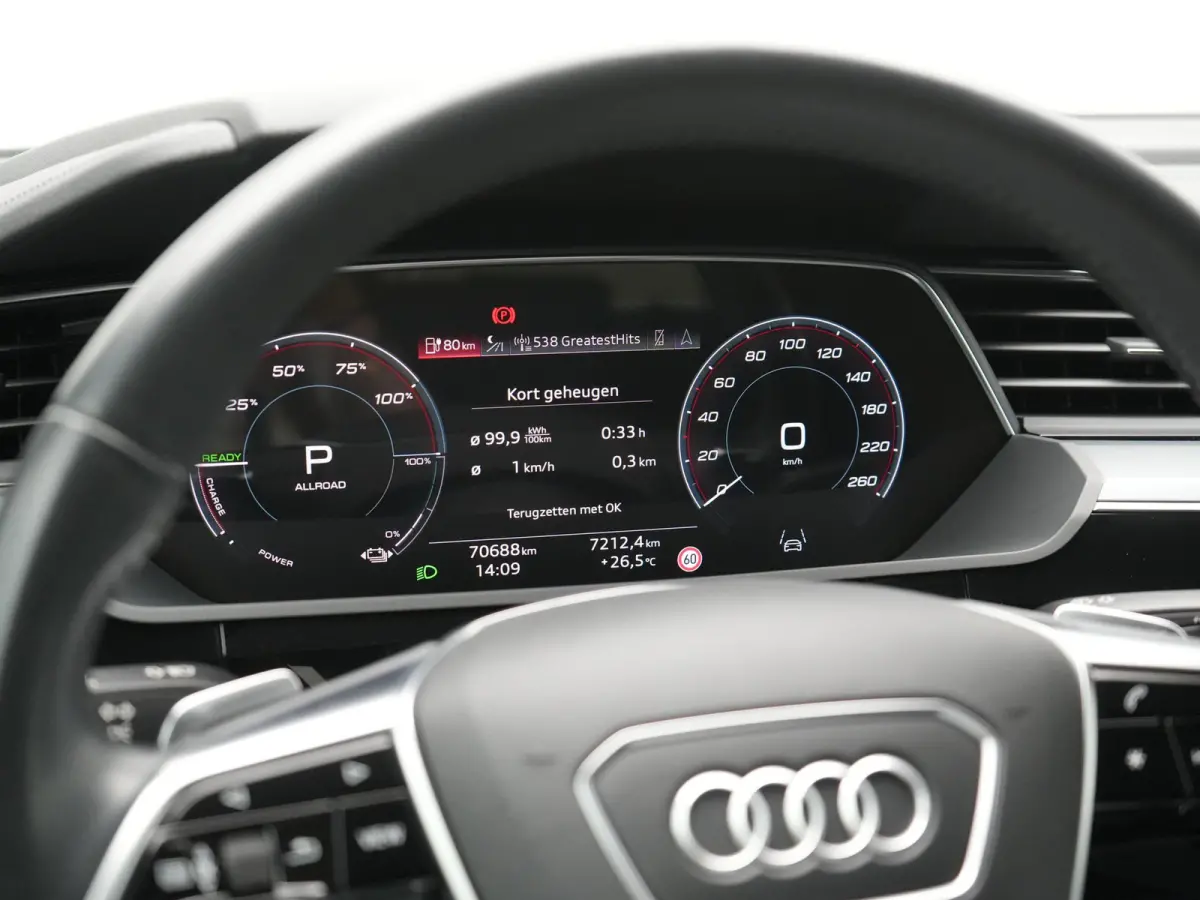 50 Quattro S Line 71 kWh 313pk Dealer O.H. | Luchtvering | Adaptive Cruise | Nachtzicht | Head Up | Camera | Alcantara Sportstoelen Verwarmd | Keyless | 20"L.M | Navigatie | DAB | Virtual Co