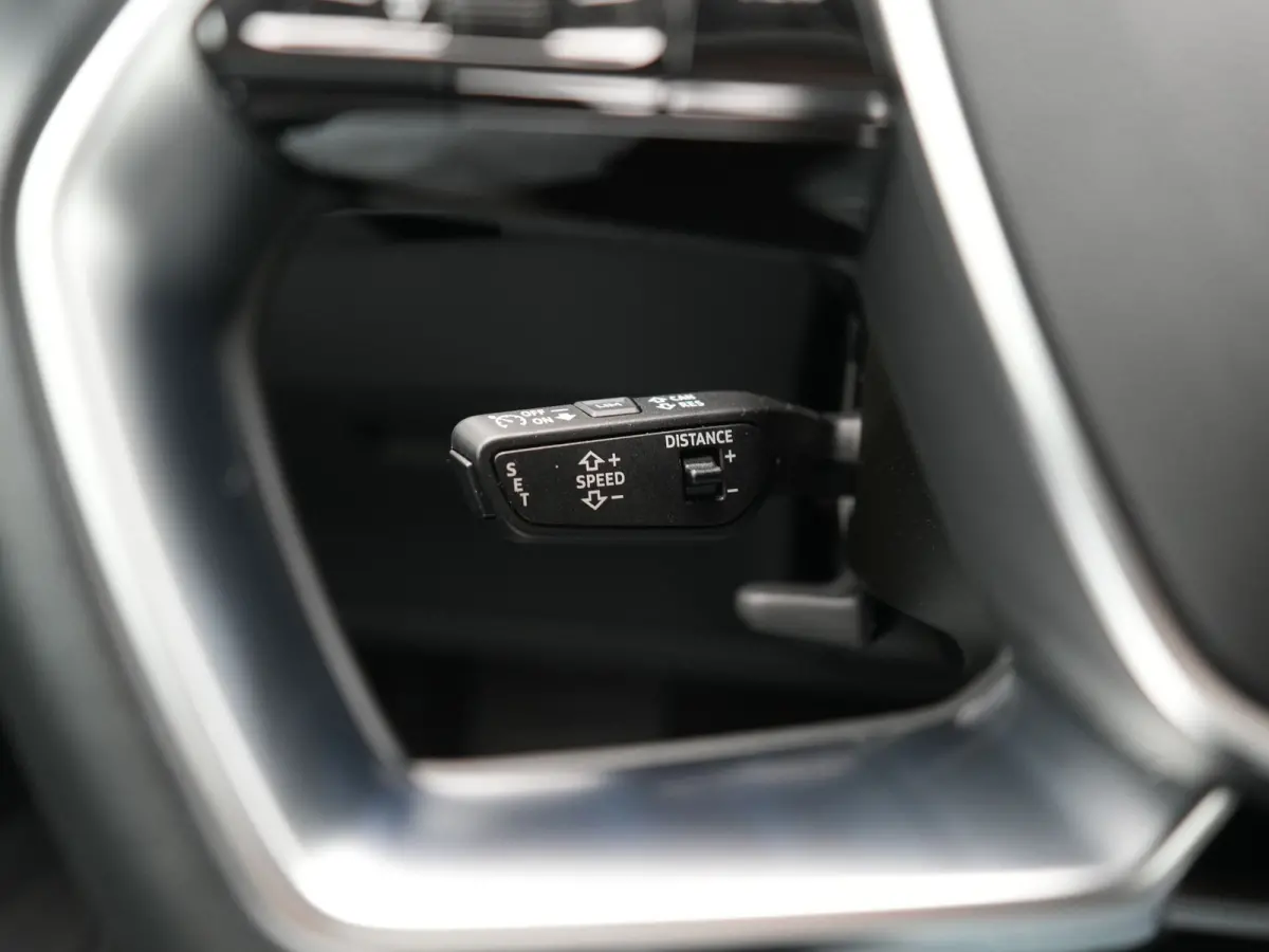 50 Quattro S Line 71 kWh 313pk Dealer O.H. | Luchtvering | Adaptive Cruise | Nachtzicht | Head Up | Camera | Alcantara Sportstoelen Verwarmd | Keyless | 20"L.M | Navigatie | DAB | Virtual Co