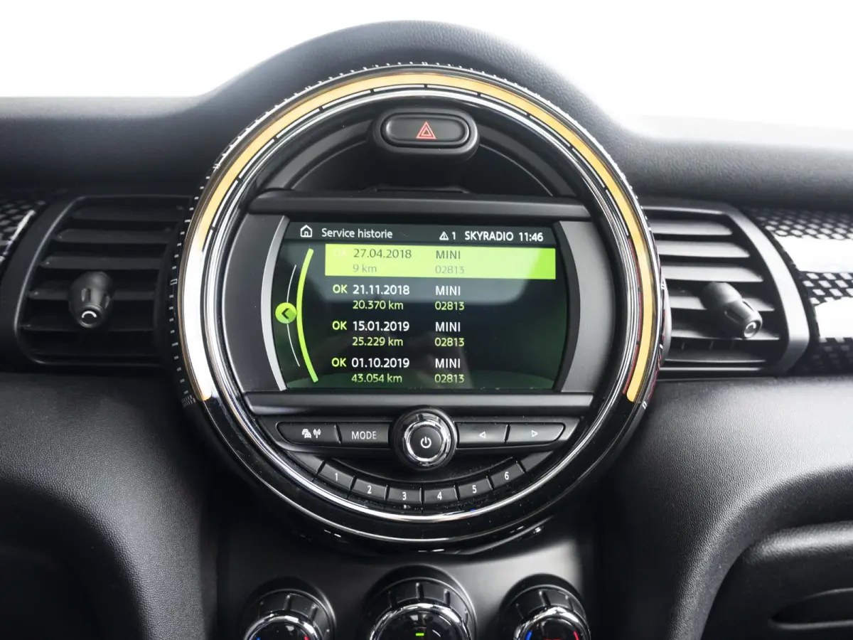 John Cooper Works Chili | Glazen panoramadak | Harman-Kardon | Stoelverwarming | 18" LM velgen JCW Cup Spoke 2-tone RFT |