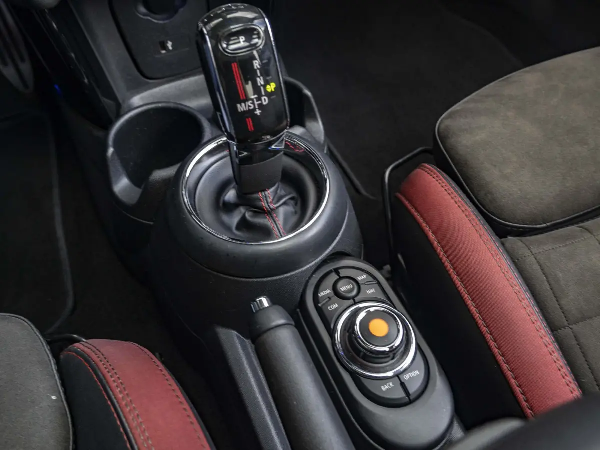 John Cooper Works Chili | Glazen panoramadak | Harman-Kardon | Stoelverwarming | 18" LM velgen JCW Cup Spoke 2-tone RFT |