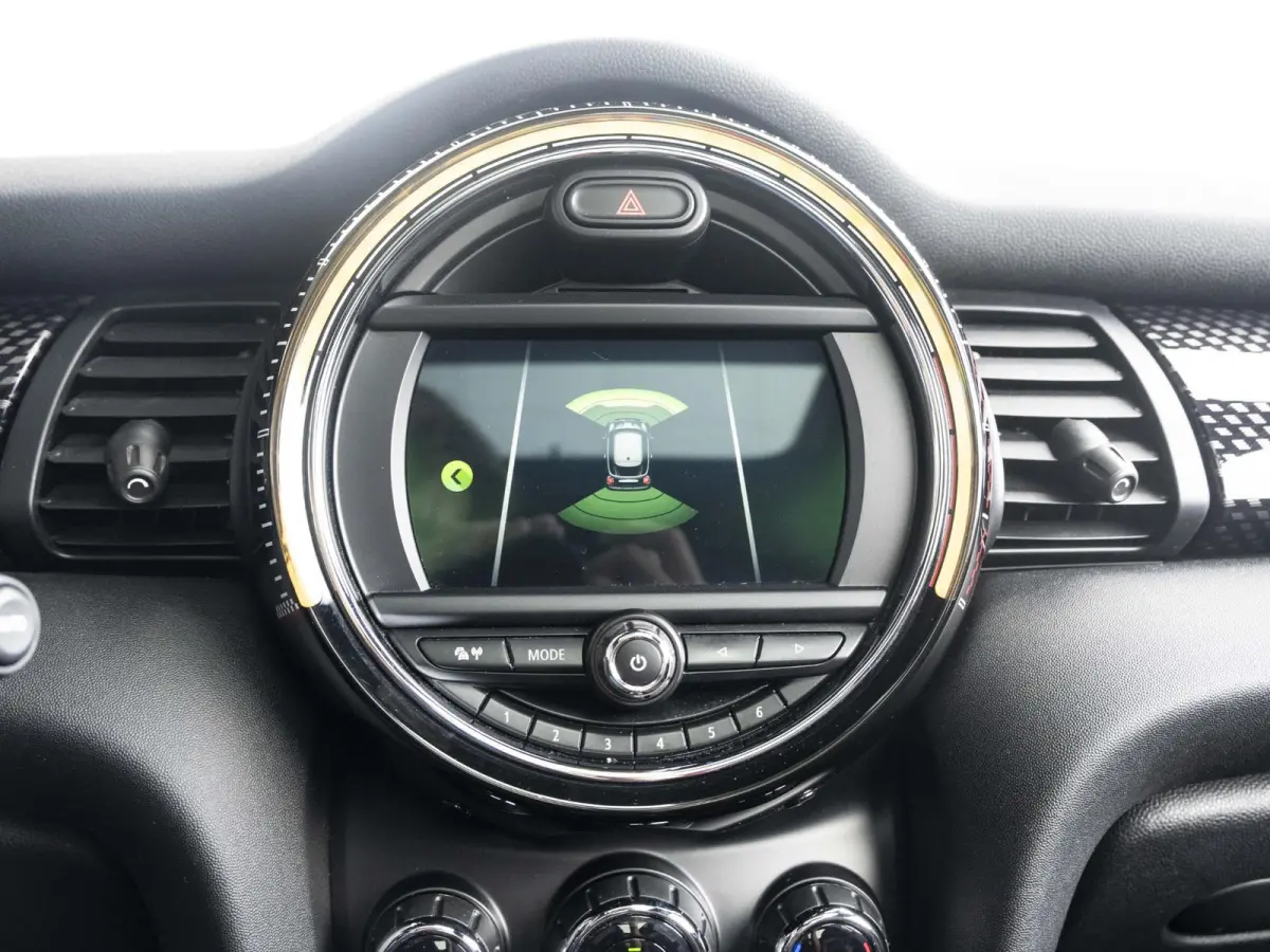John Cooper Works Chili | Glazen panoramadak | Harman-Kardon | Stoelverwarming | 18" LM velgen JCW Cup Spoke 2-tone RFT |