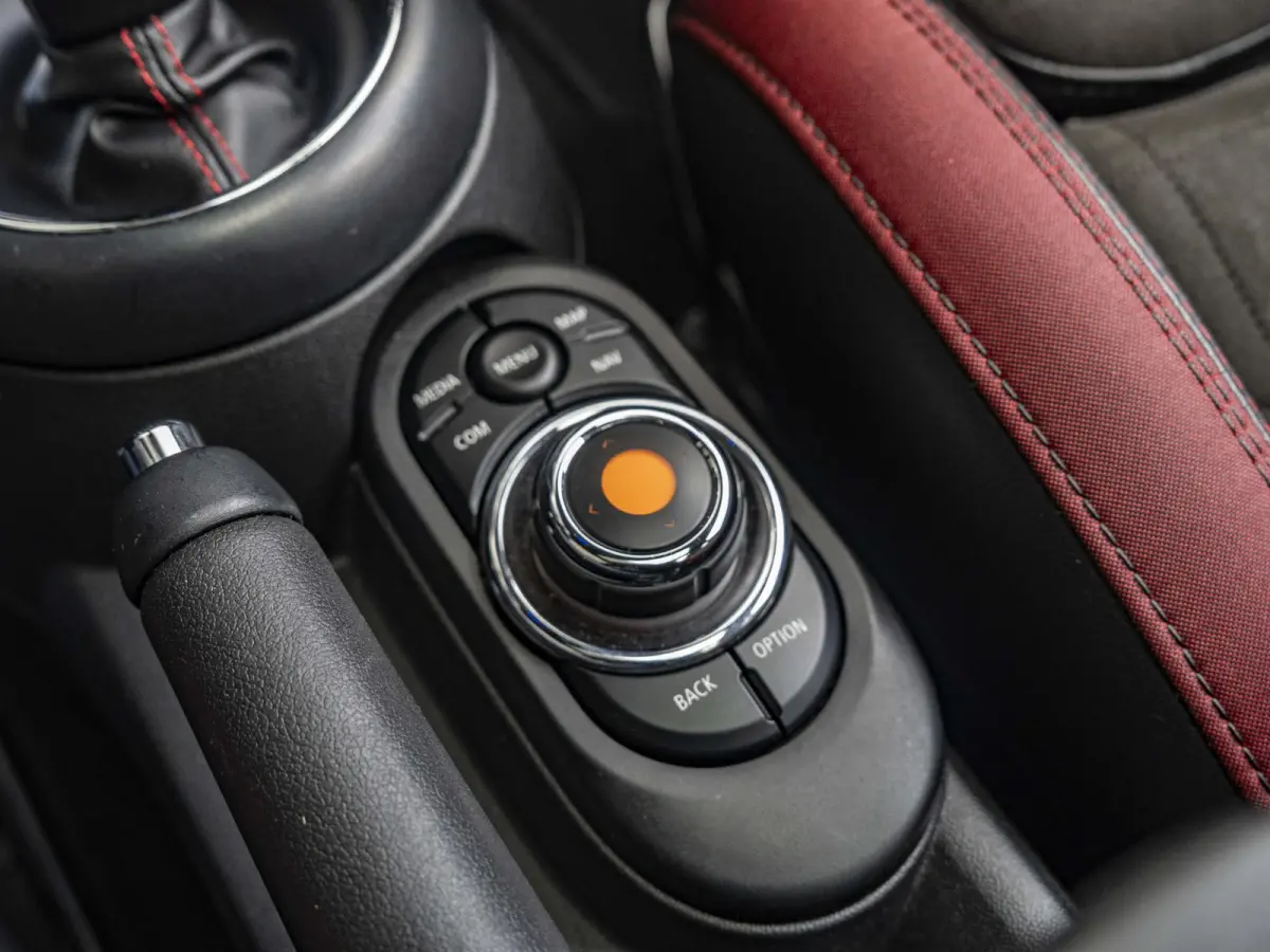 John Cooper Works Chili | Glazen panoramadak | Harman-Kardon | Stoelverwarming | 18" LM velgen JCW Cup Spoke 2-tone RFT |