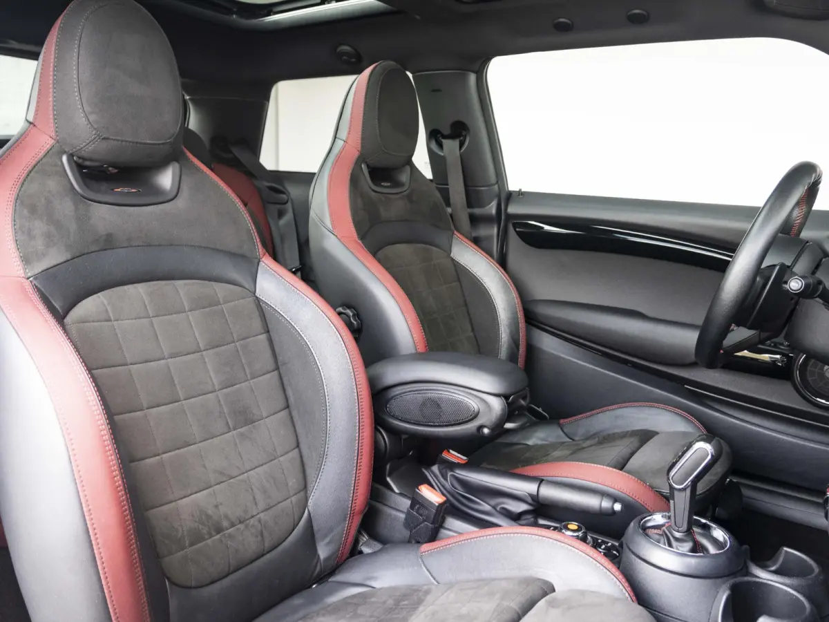 John Cooper Works Chili | Glazen panoramadak | Harman-Kardon | Stoelverwarming | 18" LM velgen JCW Cup Spoke 2-tone RFT |