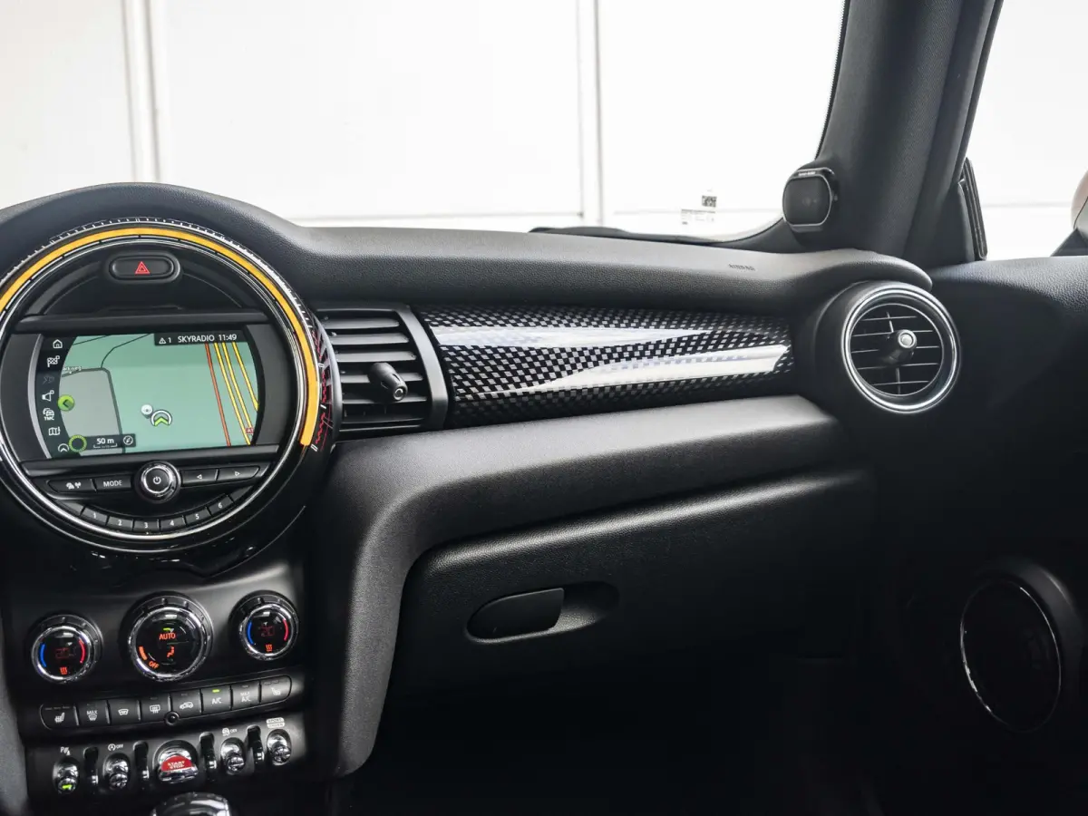 John Cooper Works Chili | Glazen panoramadak | Harman-Kardon | Stoelverwarming | 18" LM velgen JCW Cup Spoke 2-tone RFT |