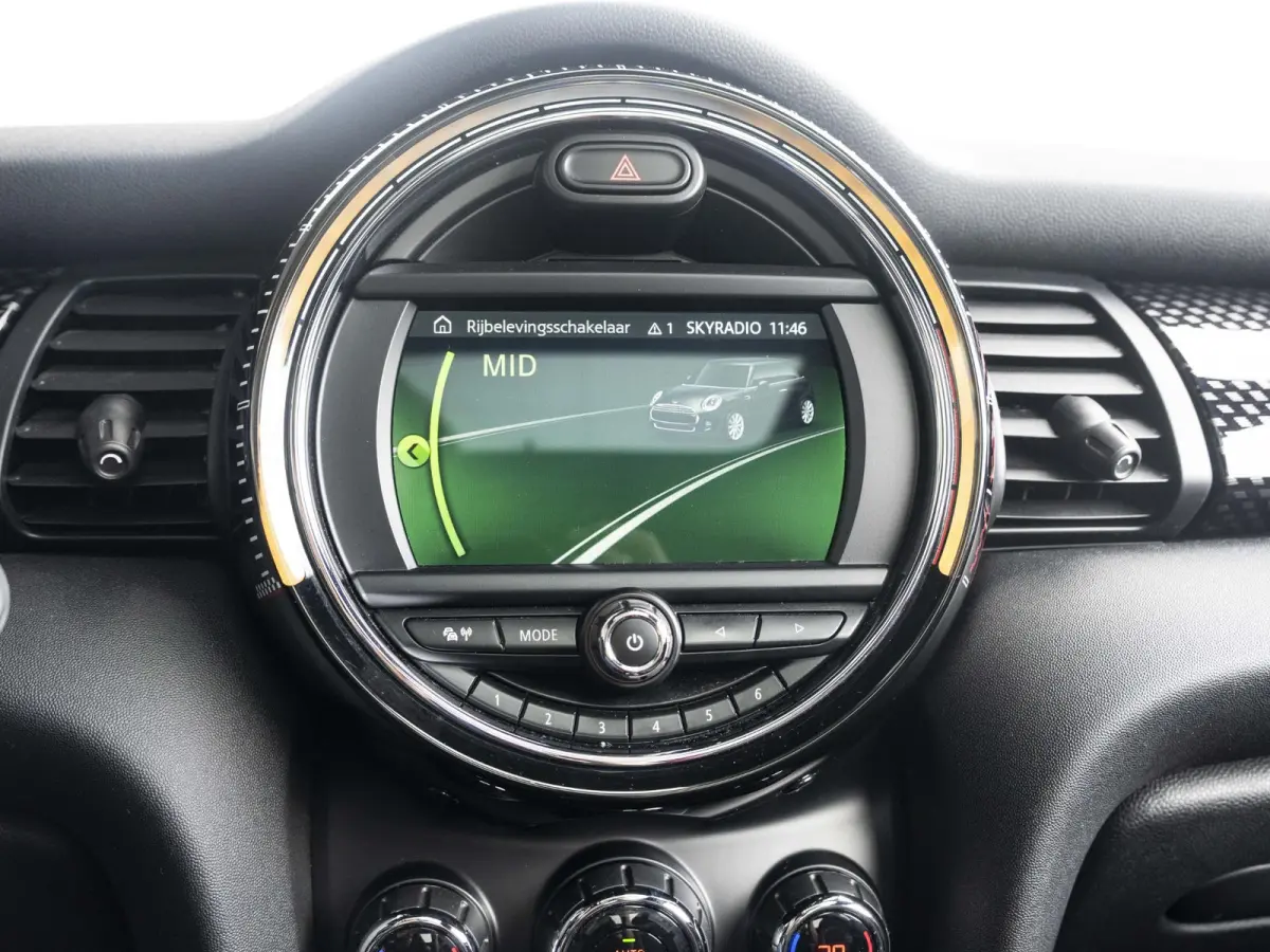 John Cooper Works Chili | Glazen panoramadak | Harman-Kardon | Stoelverwarming | 18" LM velgen JCW Cup Spoke 2-tone RFT |