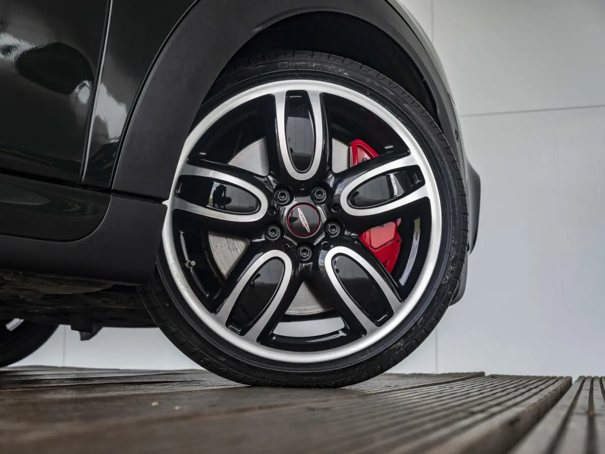 John Cooper Works Chili | Glazen panoramadak | Harman-Kardon | Stoelverwarming | 18" LM velgen JCW Cup Spoke 2-tone RFT |