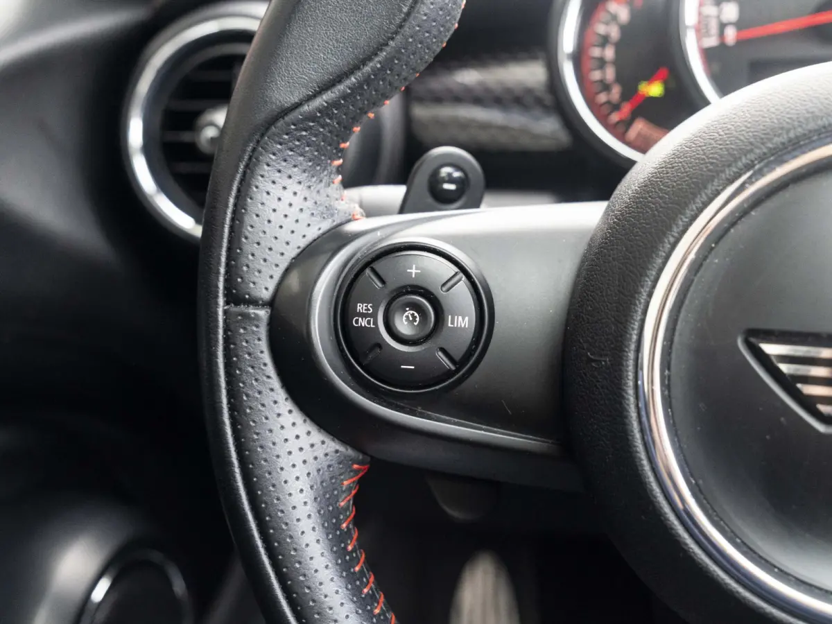 John Cooper Works Chili | Glazen panoramadak | Harman-Kardon | Stoelverwarming | 18" LM velgen JCW Cup Spoke 2-tone RFT |
