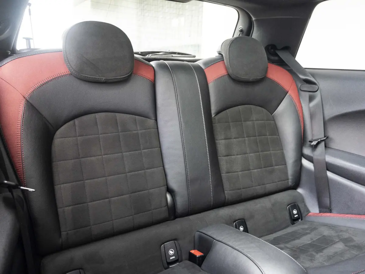 John Cooper Works Chili | Glazen panoramadak | Harman-Kardon | Stoelverwarming | 18" LM velgen JCW Cup Spoke 2-tone RFT |