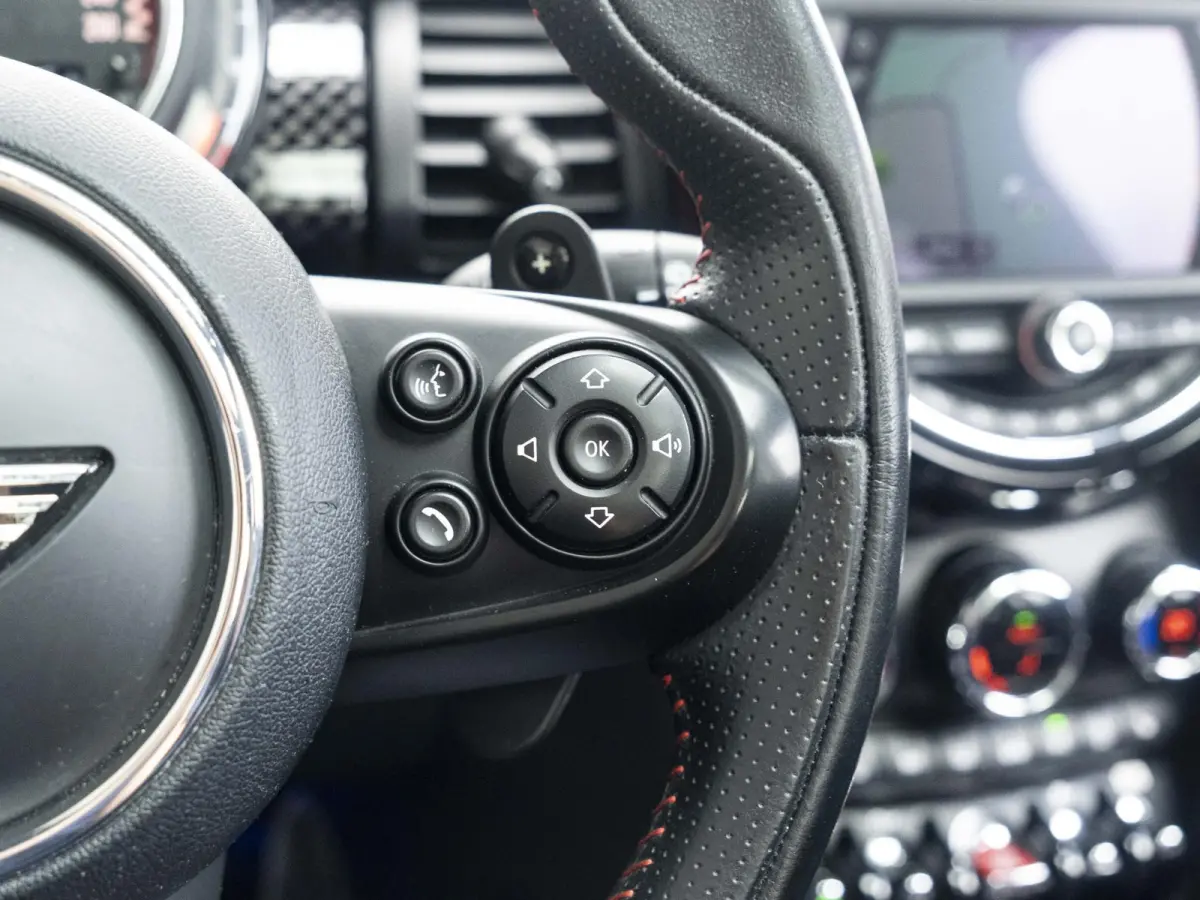 John Cooper Works Chili | Glazen panoramadak | Harman-Kardon | Stoelverwarming | 18" LM velgen JCW Cup Spoke 2-tone RFT |