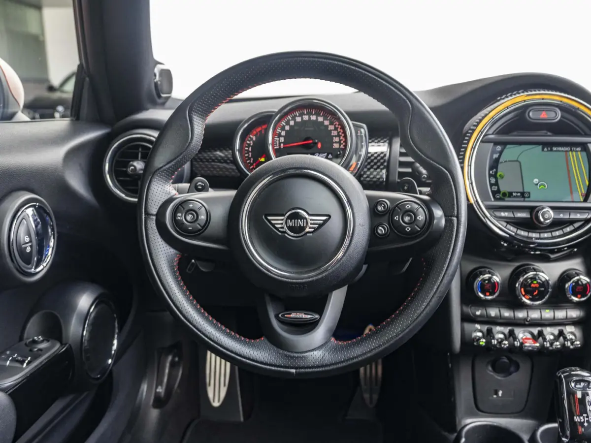 John Cooper Works Chili | Glazen panoramadak | Harman-Kardon | Stoelverwarming | 18" LM velgen JCW Cup Spoke 2-tone RFT |