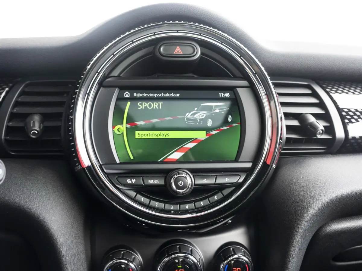 John Cooper Works Chili | Glazen panoramadak | Harman-Kardon | Stoelverwarming | 18" LM velgen JCW Cup Spoke 2-tone RFT |