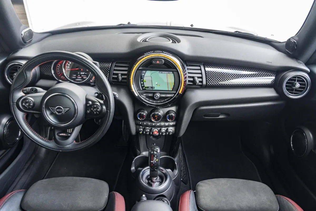 John Cooper Works Chili | Glazen panoramadak | Harman-Kardon | Stoelverwarming | 18" LM velgen JCW Cup Spoke 2-tone RFT |