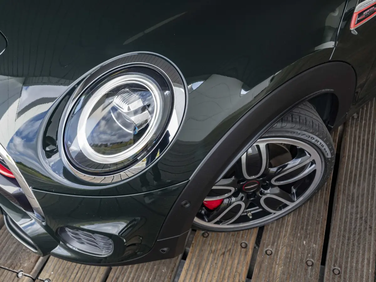 John Cooper Works Chili | Glazen panoramadak | Harman-Kardon | Stoelverwarming | 18" LM velgen JCW Cup Spoke 2-tone RFT |