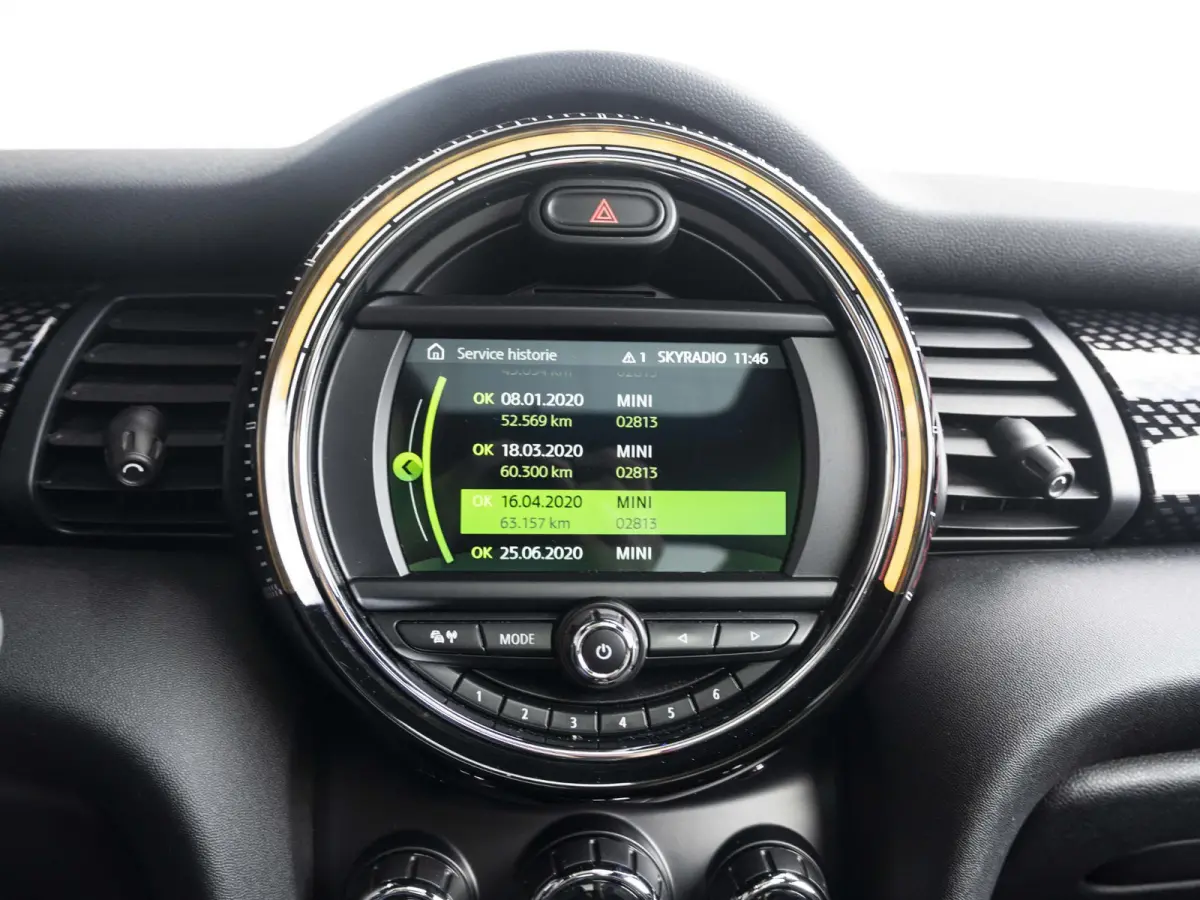 John Cooper Works Chili | Glazen panoramadak | Harman-Kardon | Stoelverwarming | 18" LM velgen JCW Cup Spoke 2-tone RFT |