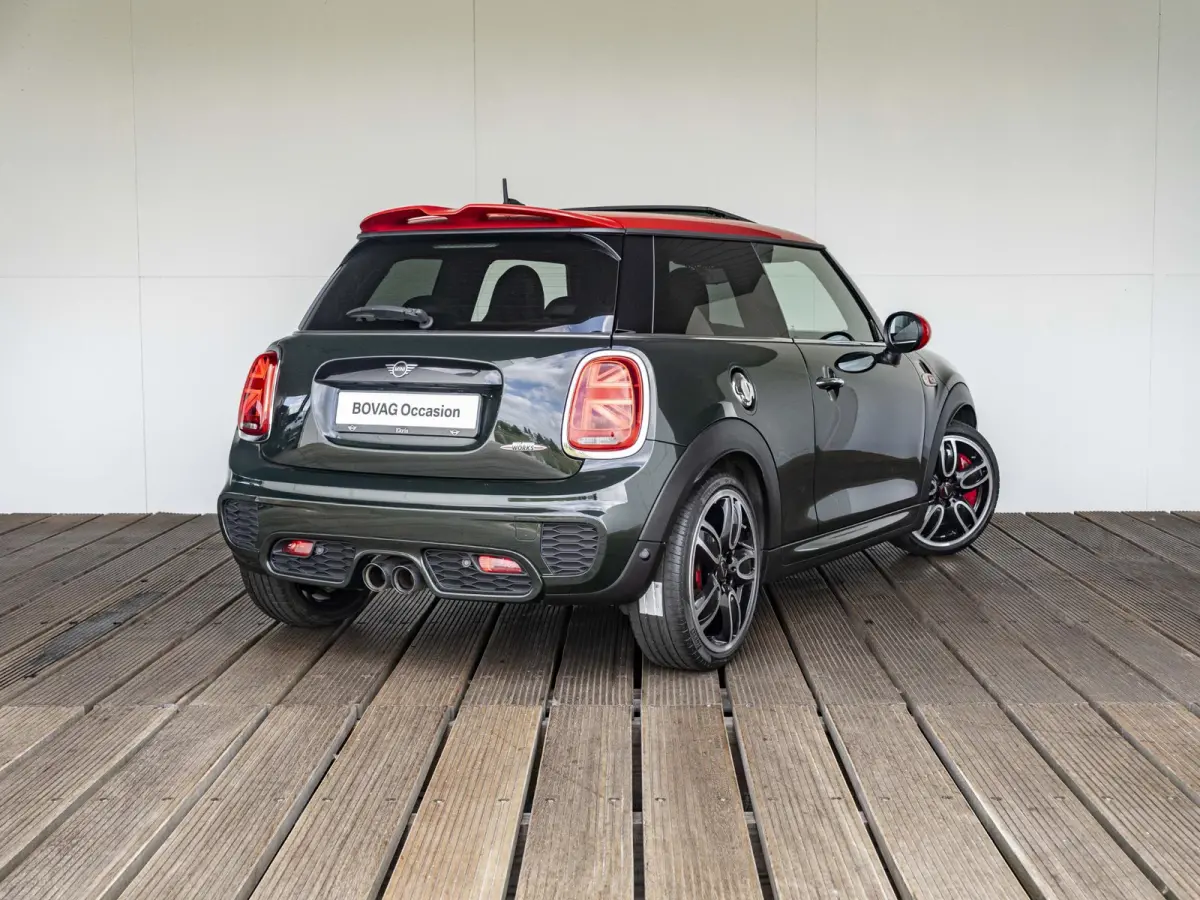 John Cooper Works Chili | Glazen panoramadak | Harman-Kardon | Stoelverwarming | 18" LM velgen JCW Cup Spoke 2-tone RFT |