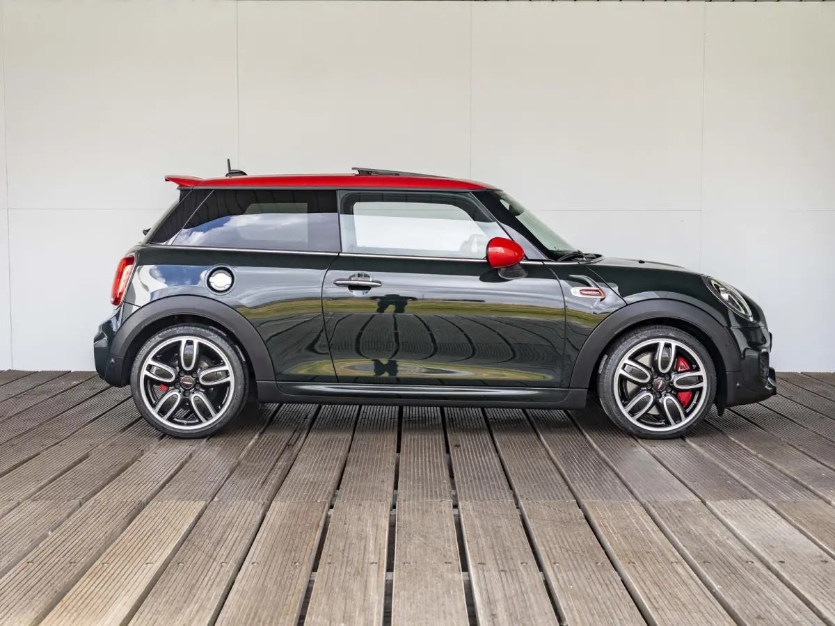John Cooper Works Chili | Glazen panoramadak | Harman-Kardon | Stoelverwarming | 18" LM velgen JCW Cup Spoke 2-tone RFT |