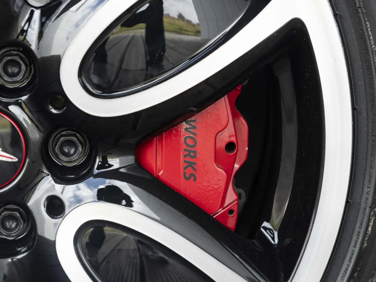 John Cooper Works Chili | Glazen panoramadak | Harman-Kardon | Stoelverwarming | 18" LM velgen JCW Cup Spoke 2-tone RFT |