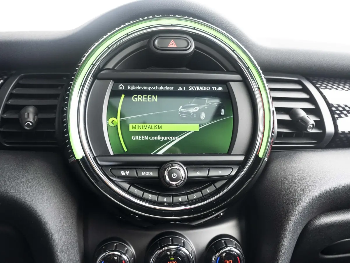 John Cooper Works Chili | Glazen panoramadak | Harman-Kardon | Stoelverwarming | 18" LM velgen JCW Cup Spoke 2-tone RFT |