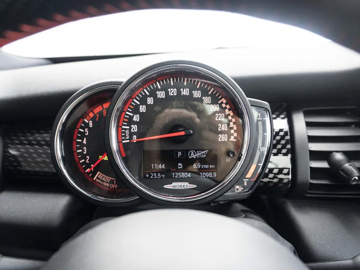 John Cooper Works Chili | Glazen panoramadak | Harman-Kardon | Stoelverwarming | 18" LM velgen JCW Cup Spoke 2-tone RFT |