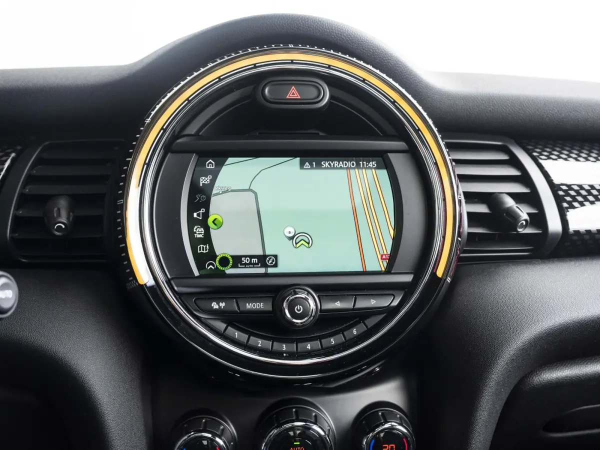 John Cooper Works Chili | Glazen panoramadak | Harman-Kardon | Stoelverwarming | 18" LM velgen JCW Cup Spoke 2-tone RFT |