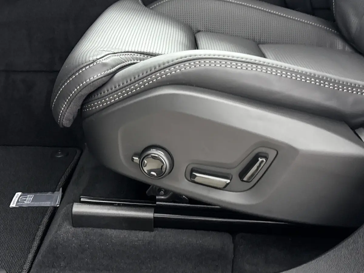 2.0 T8 Plug-in hybrid AWD Ultra Dark Exec. Ed. | 22" | Heico Diffusor | Getint & Gelamineerd Glas | Alarmklasse 3 | Black Edition Interieur | Luchtvering | Bowers & Wilkins | Geventileerd Na