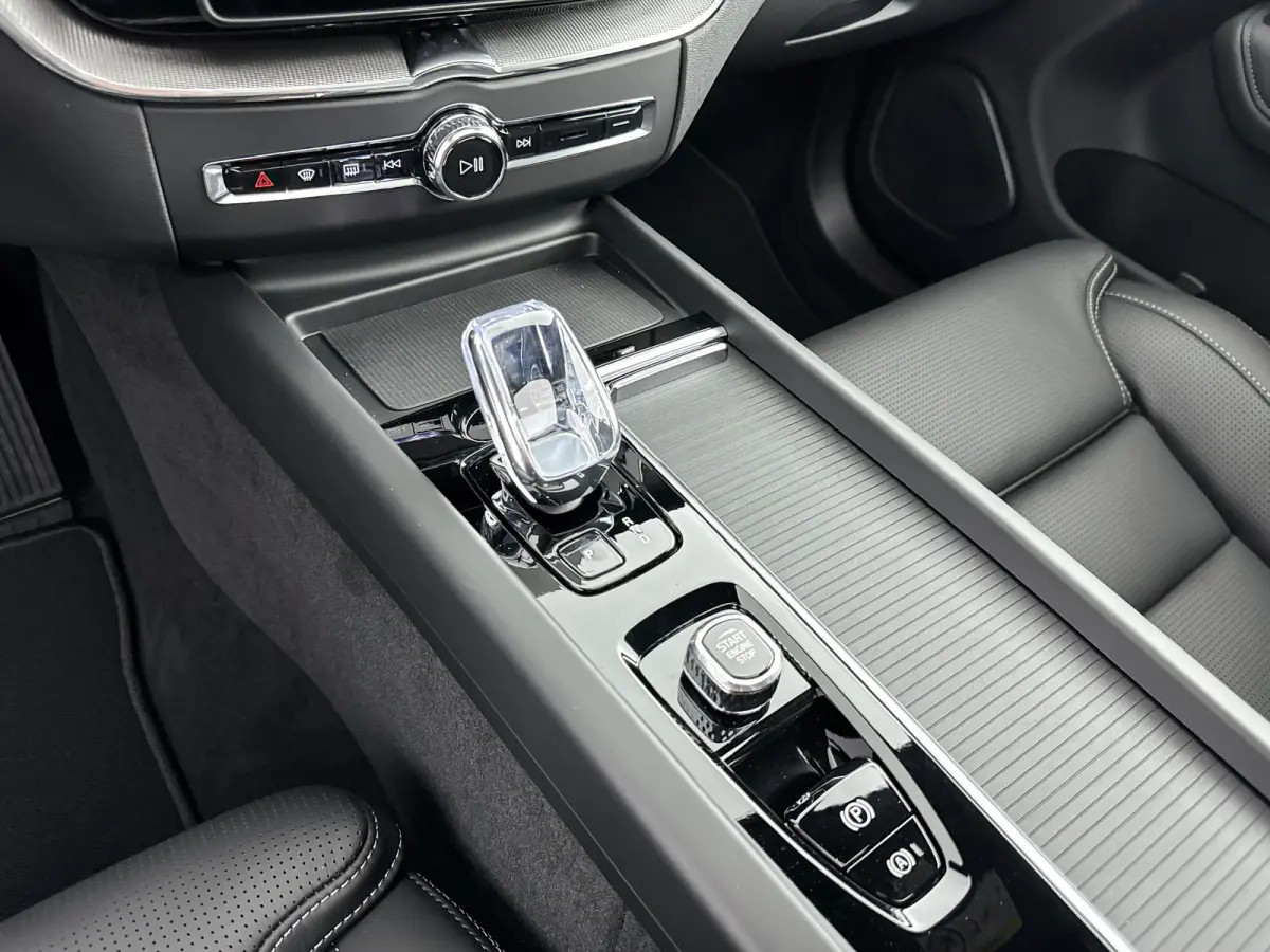 2.0 T8 Plug-in hybrid AWD Ultra Dark Exec. Ed. | 22" | Heico Diffusor | Getint & Gelamineerd Glas | Alarmklasse 3 | Black Edition Interieur | Luchtvering | Bowers & Wilkins | Geventileerd Na