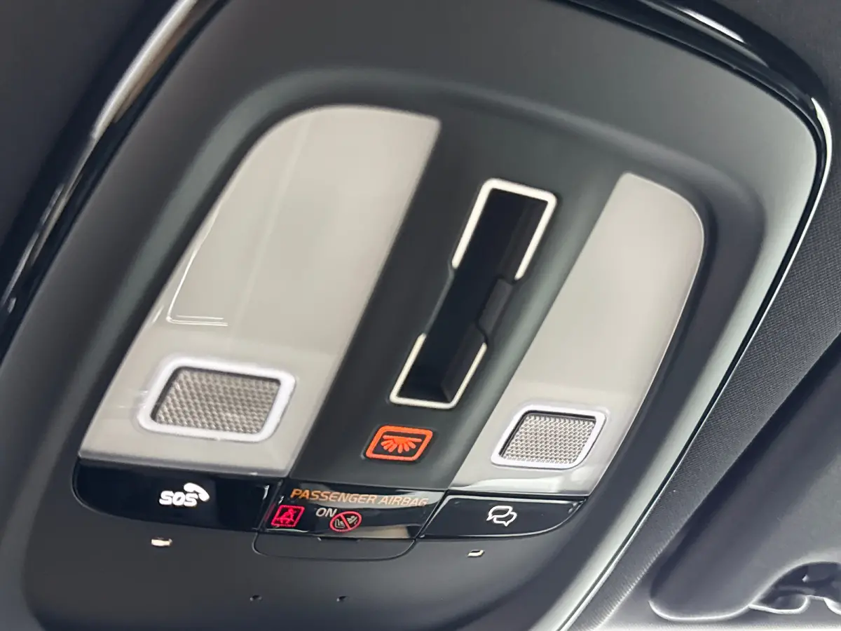 2.0 T8 Plug-in hybrid AWD Ultra Dark Exec. Ed. | 22" | Heico Diffusor | Getint & Gelamineerd Glas | Alarmklasse 3 | Black Edition Interieur | Luchtvering | Bowers & Wilkins | Geventileerd Na