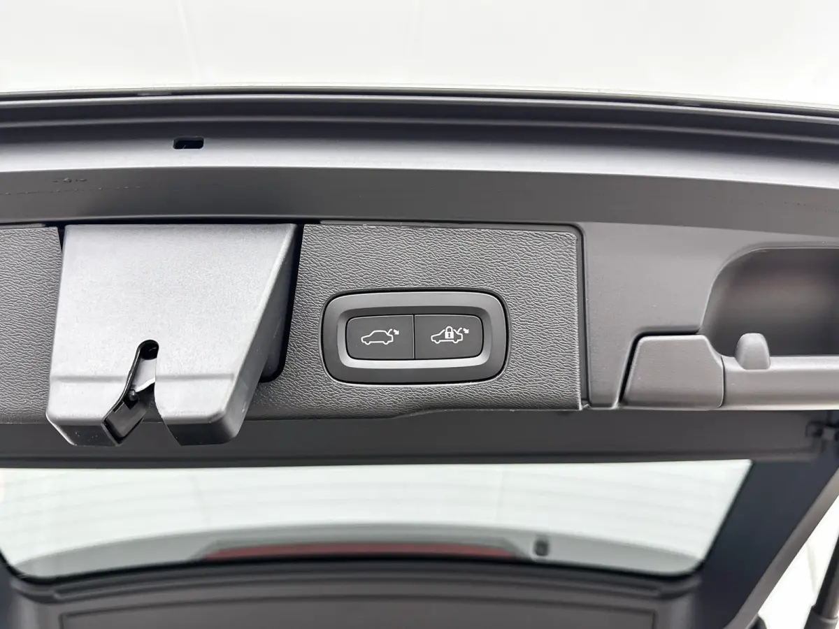 2.0 T8 Plug-in hybrid AWD Ultra Dark Exec. Ed. | 22" | Heico Diffusor | Getint & Gelamineerd Glas | Alarmklasse 3 | Black Edition Interieur | Luchtvering | Bowers & Wilkins | Geventileerd Na