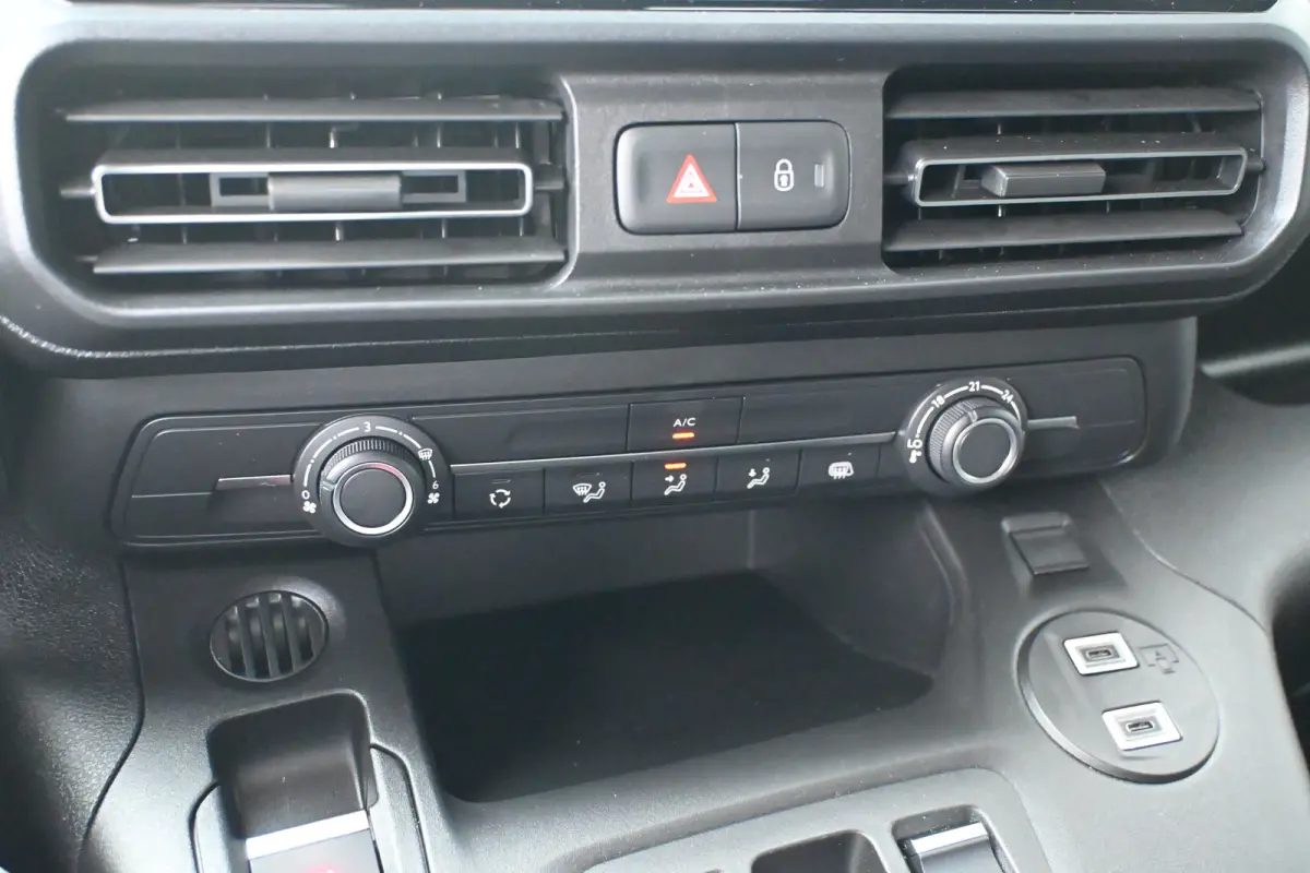 136 L1 50kWh Tot 8 Jaar Garantie! | Navigatie by App | Achteruitrijcamera | Betimmering | !!