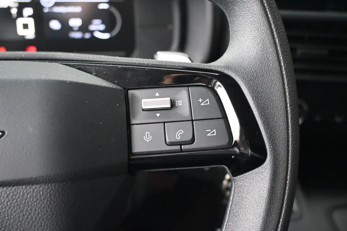 136 L1 50kWh Tot 8 Jaar Garantie! | Navigatie by App | Achteruitrijcamera | Betimmering | !!