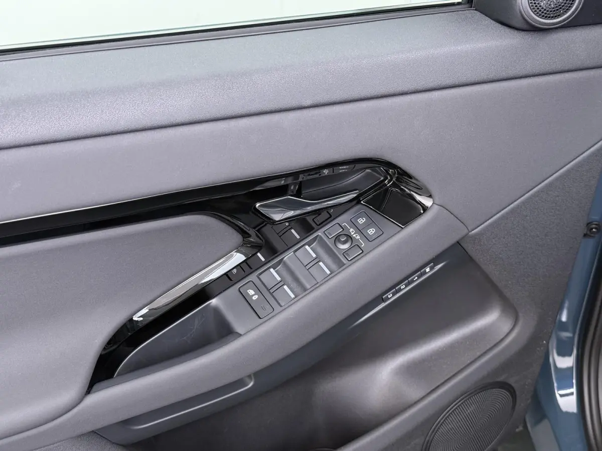 2024 Model 1.5 P300e AWD R-Dynamic S VAN: 52.900,- VOOR: 46.877,- UW HERFSTVOORDEEL: 6.023,- NEW MODEL / FACELIFT PHEV 309 PK | UNIEK 8.000 KM | FABRIEKSGARANTIE t/m 26-02-2029 / 150.000 KM 