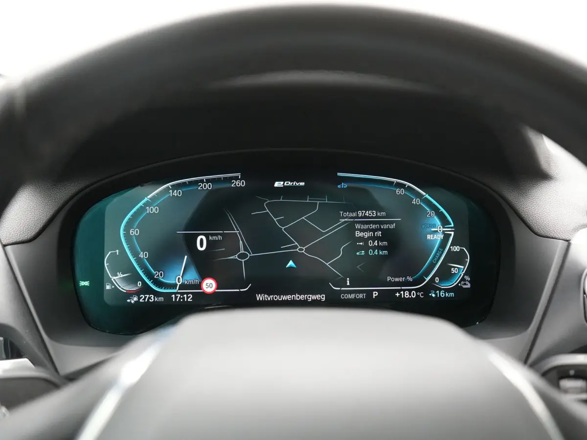 xDrive30e Advantage PHEV 293pk Dealer O.H. | Panodak | Adaptive Cruise | Camera | Harman / Kardon | Sportstoelen Verwarmd | Sfeerverlichting | Blis | Apple Carplay | Navigatie | DAB | Plug I