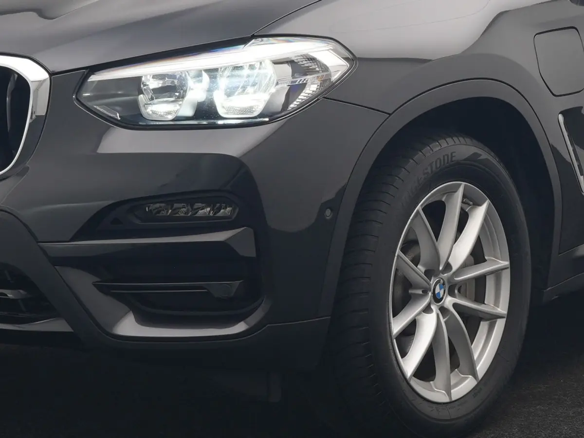 xDrive30e Advantage PHEV 293pk Dealer O.H. | Panodak | Adaptive Cruise | Camera | Harman / Kardon | Sportstoelen Verwarmd | Sfeerverlichting | Blis | Apple Carplay | Navigatie | DAB | Plug I