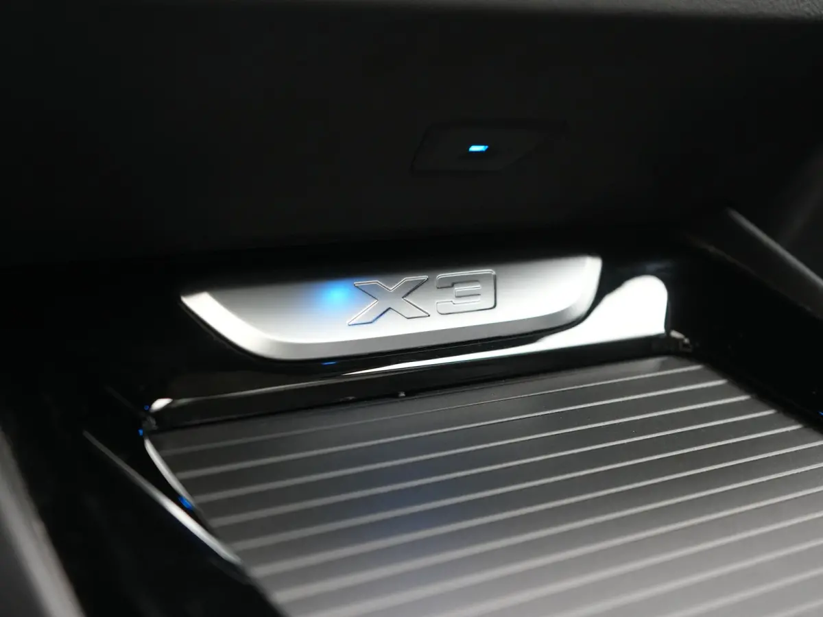 xDrive30e Advantage PHEV 293pk Dealer O.H. | Panodak | Adaptive Cruise | Camera | Harman / Kardon | Sportstoelen Verwarmd | Sfeerverlichting | Blis | Apple Carplay | Navigatie | DAB | Plug I