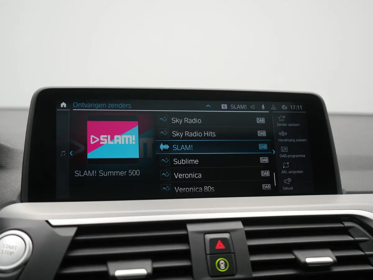 xDrive30e Advantage PHEV 293pk Dealer O.H. | Panodak | Adaptive Cruise | Camera | Harman / Kardon | Sportstoelen Verwarmd | Sfeerverlichting | Blis | Apple Carplay | Navigatie | DAB | Plug I