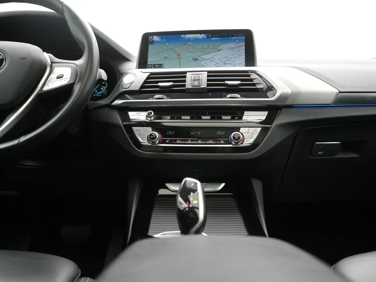 xDrive30e Advantage PHEV 293pk Dealer O.H. | Panodak | Adaptive Cruise | Camera | Harman / Kardon | Sportstoelen Verwarmd | Sfeerverlichting | Blis | Apple Carplay | Navigatie | DAB | Plug I