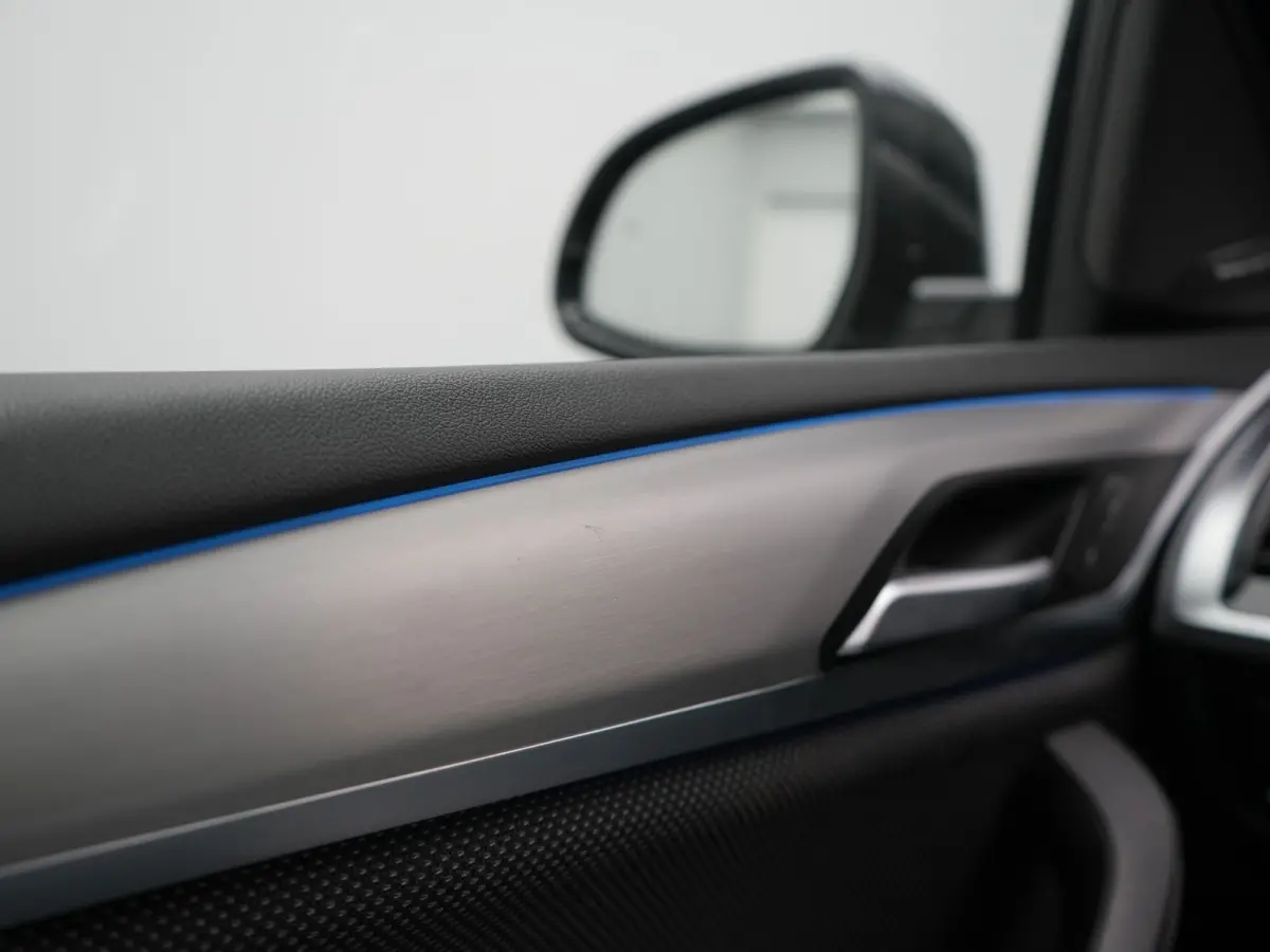 xDrive30e Advantage PHEV 293pk Dealer O.H. | Panodak | Adaptive Cruise | Camera | Harman / Kardon | Sportstoelen Verwarmd | Sfeerverlichting | Blis | Apple Carplay | Navigatie | DAB | Plug I