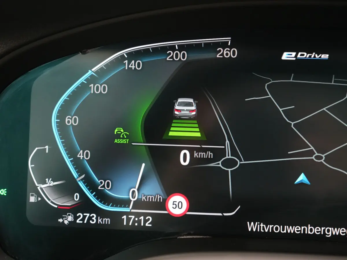 xDrive30e Advantage PHEV 293pk Dealer O.H. | Panodak | Adaptive Cruise | Camera | Harman / Kardon | Sportstoelen Verwarmd | Sfeerverlichting | Blis | Apple Carplay | Navigatie | DAB | Plug I