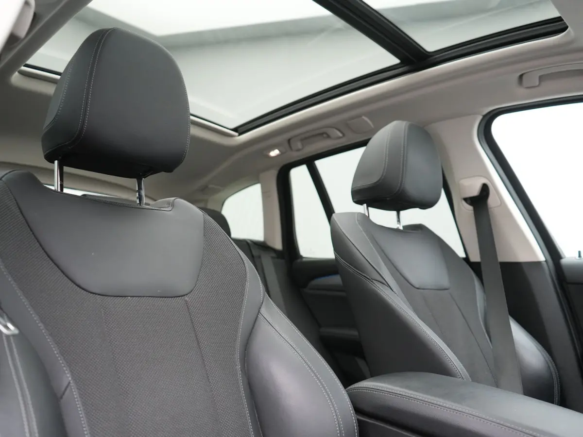 xDrive30e Advantage PHEV 293pk Dealer O.H. | Panodak | Adaptive Cruise | Camera | Harman / Kardon | Sportstoelen Verwarmd | Sfeerverlichting | Blis | Apple Carplay | Navigatie | DAB | Plug I