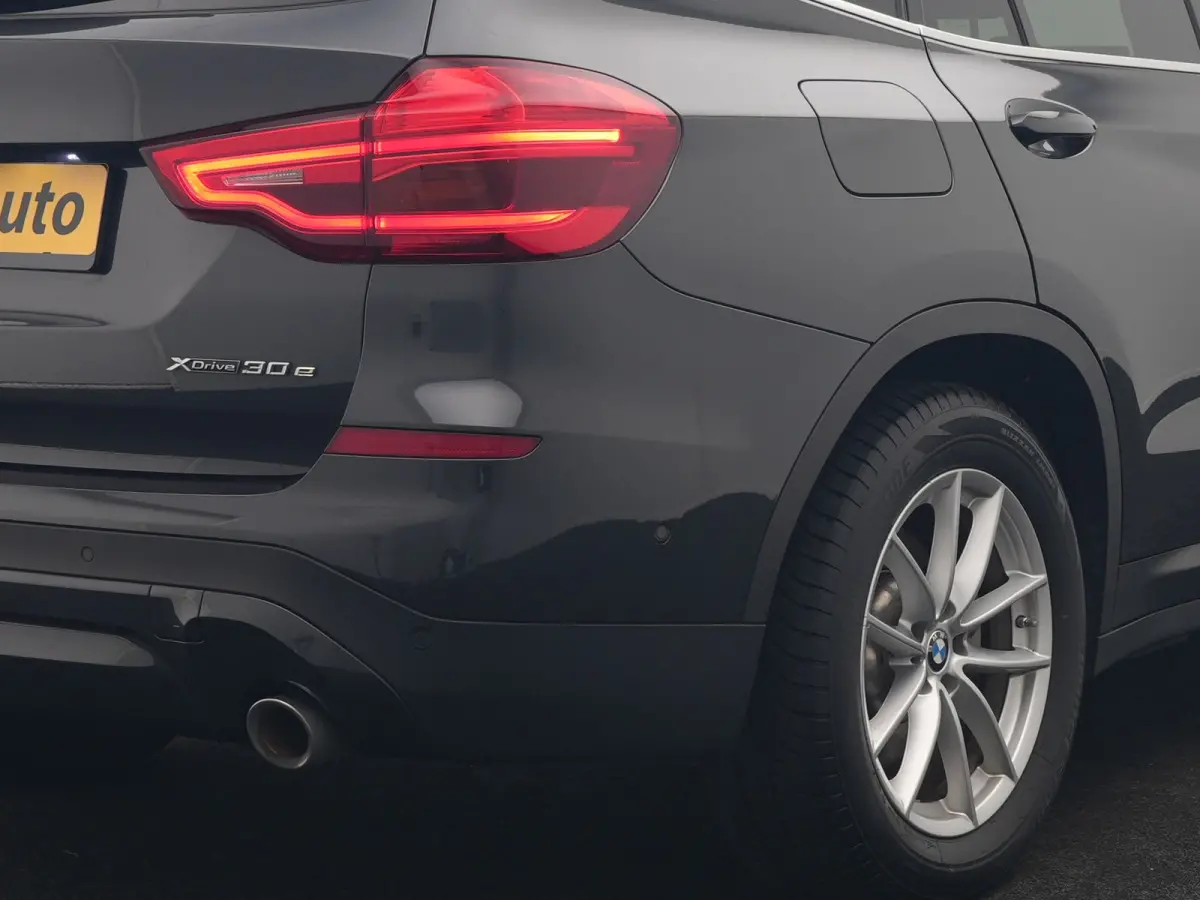 xDrive30e Advantage PHEV 293pk Dealer O.H. | Panodak | Adaptive Cruise | Camera | Harman / Kardon | Sportstoelen Verwarmd | Sfeerverlichting | Blis | Apple Carplay | Navigatie | DAB | Plug I