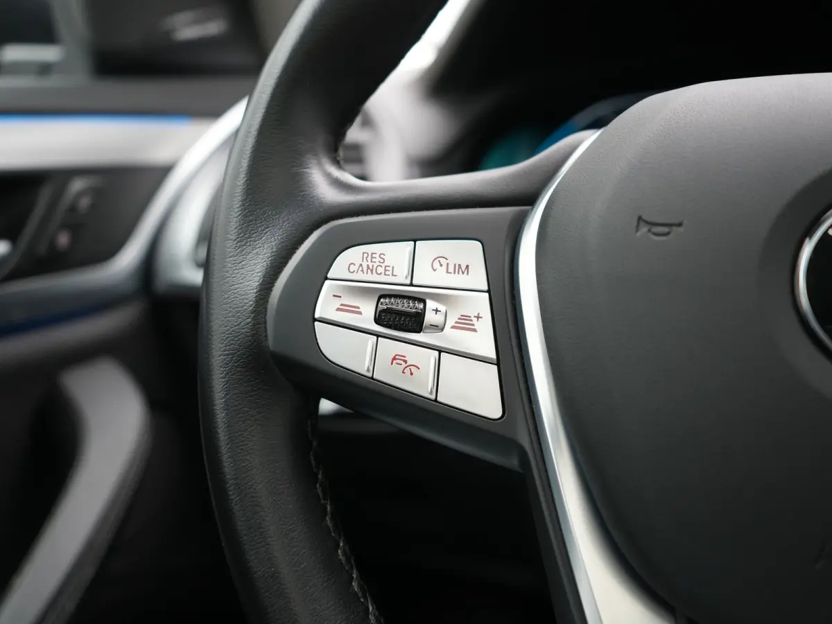 xDrive30e Advantage PHEV 293pk Dealer O.H. | Panodak | Adaptive Cruise | Camera | Harman / Kardon | Sportstoelen Verwarmd | Sfeerverlichting | Blis | Apple Carplay | Navigatie | DAB | Plug I