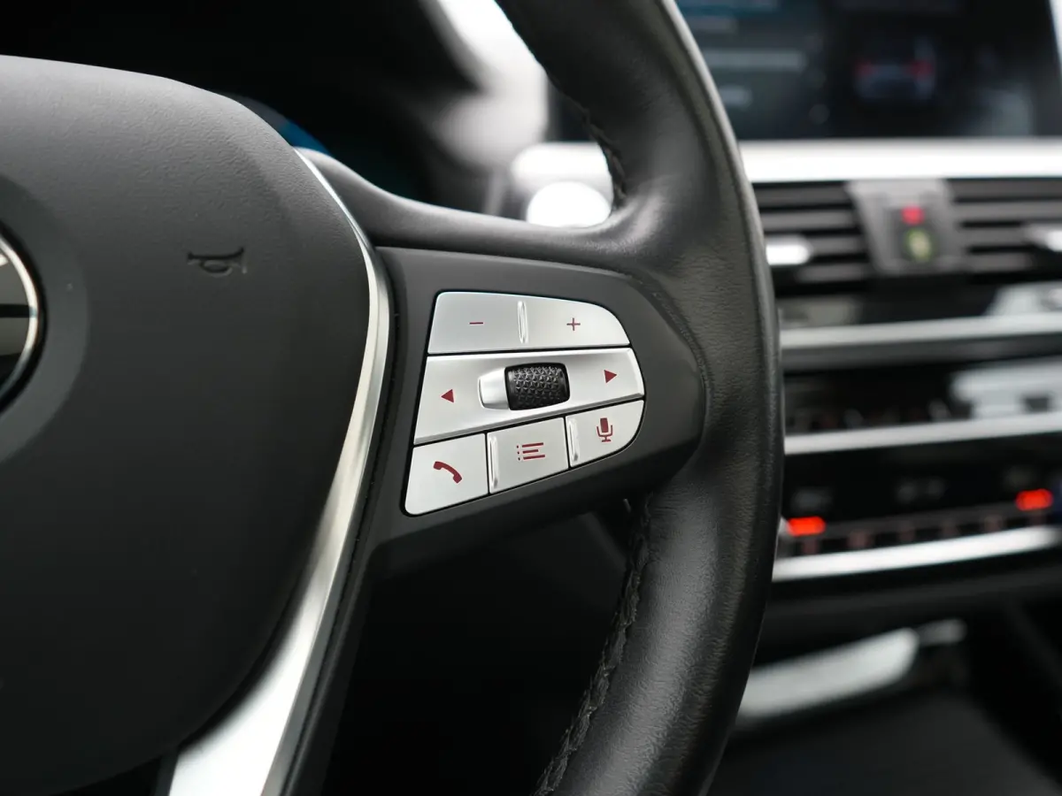 xDrive30e Advantage PHEV 293pk Dealer O.H. | Panodak | Adaptive Cruise | Camera | Harman / Kardon | Sportstoelen Verwarmd | Sfeerverlichting | Blis | Apple Carplay | Navigatie | DAB | Plug I