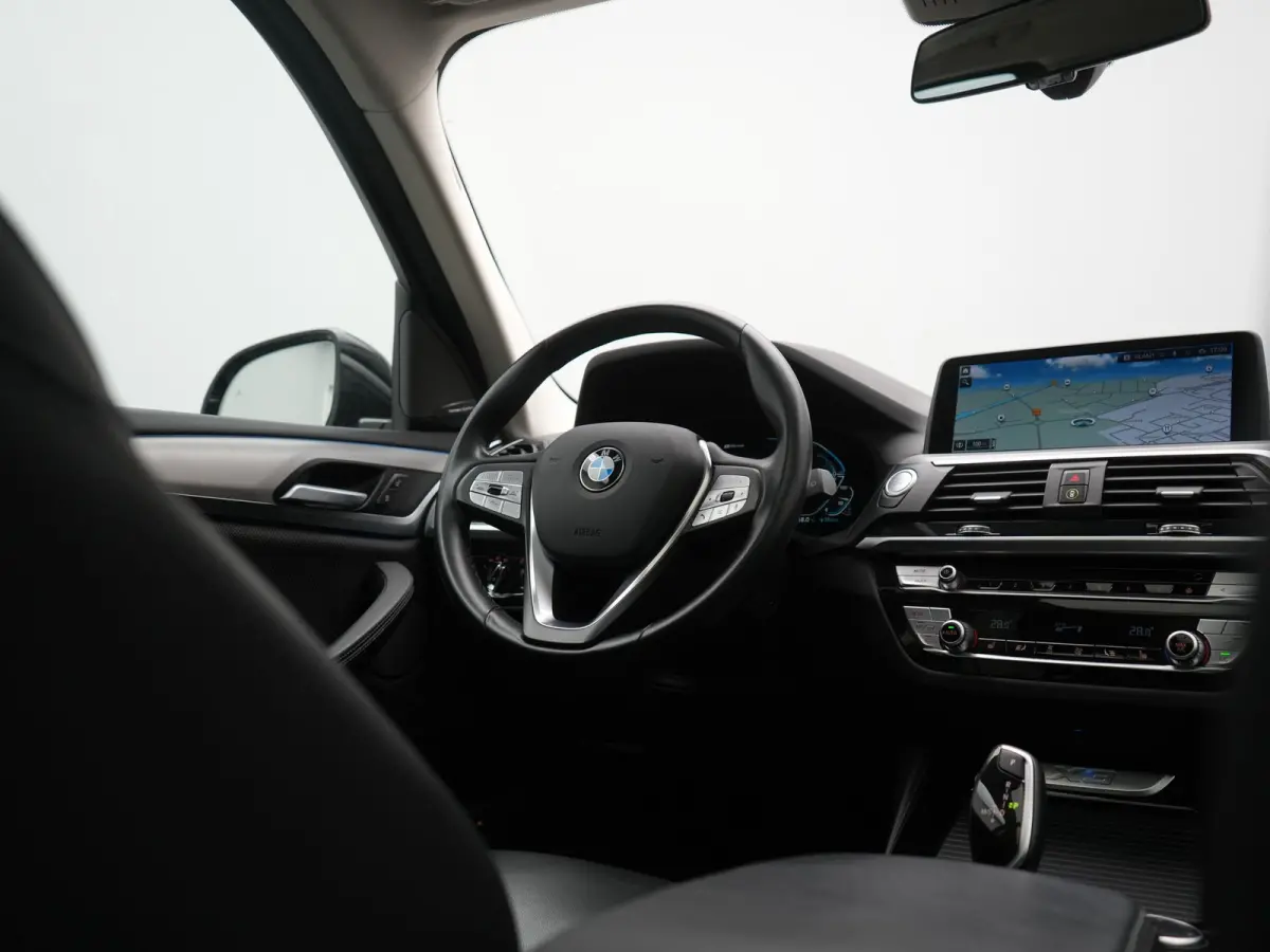 xDrive30e Advantage PHEV 293pk Dealer O.H. | Panodak | Adaptive Cruise | Camera | Harman / Kardon | Sportstoelen Verwarmd | Sfeerverlichting | Blis | Apple Carplay | Navigatie | DAB | Plug I