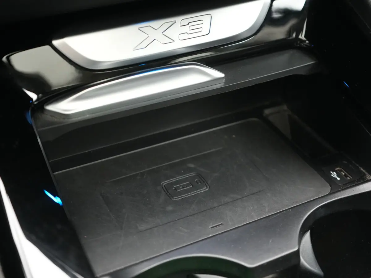 xDrive30e Advantage PHEV 293pk Dealer O.H. | Panodak | Adaptive Cruise | Camera | Harman / Kardon | Sportstoelen Verwarmd | Sfeerverlichting | Blis | Apple Carplay | Navigatie | DAB | Plug I