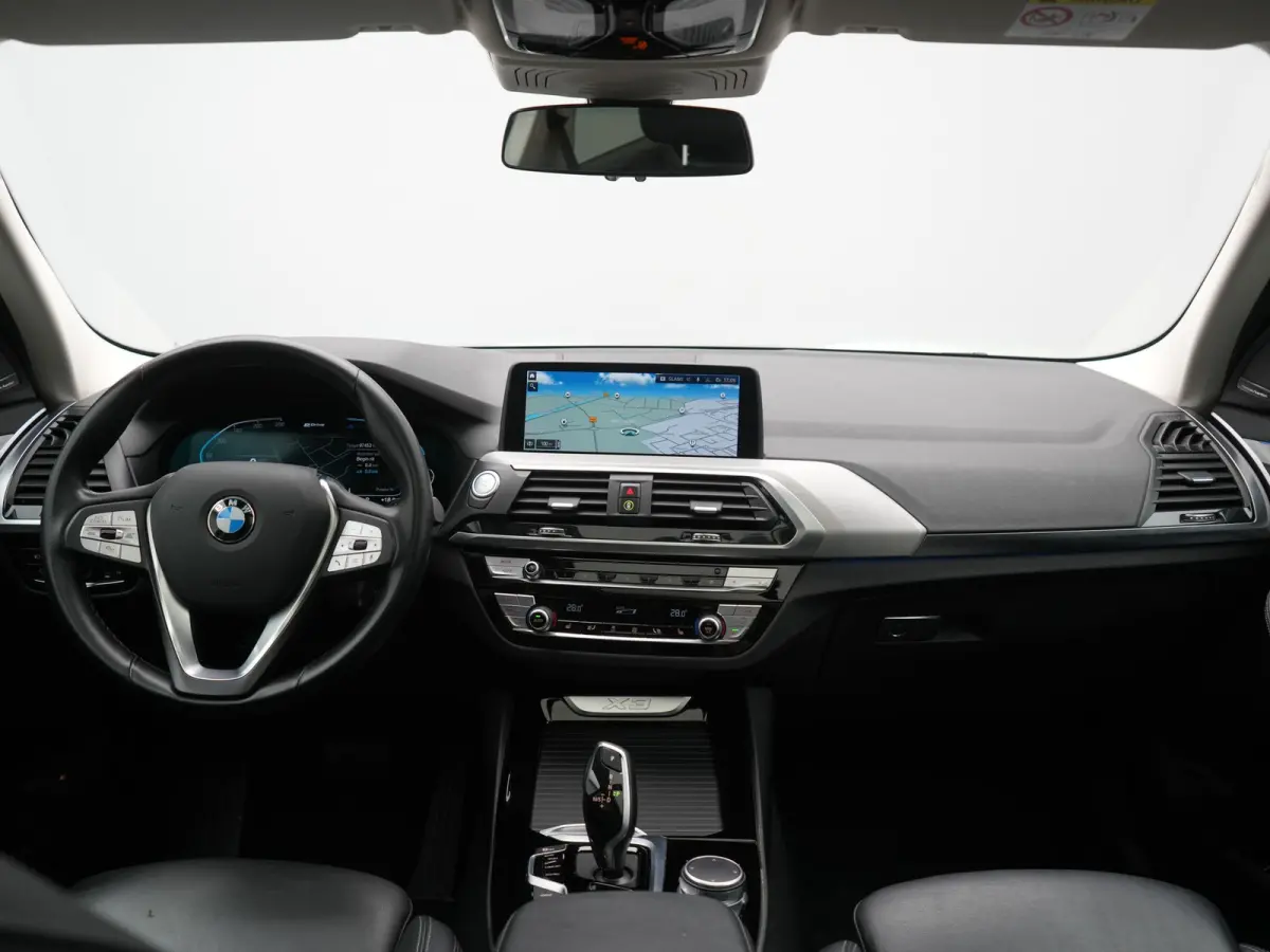 xDrive30e Advantage PHEV 293pk Dealer O.H. | Panodak | Adaptive Cruise | Camera | Harman / Kardon | Sportstoelen Verwarmd | Sfeerverlichting | Blis | Apple Carplay | Navigatie | DAB | Plug I