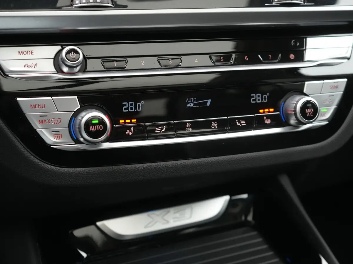xDrive30e Advantage PHEV 293pk Dealer O.H. | Panodak | Adaptive Cruise | Camera | Harman / Kardon | Sportstoelen Verwarmd | Sfeerverlichting | Blis | Apple Carplay | Navigatie | DAB | Plug I