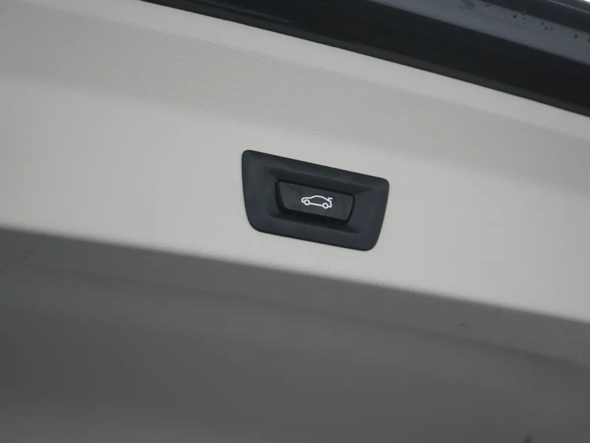 xDrive30e Advantage PHEV 293pk Dealer O.H. | Panodak | Adaptive Cruise | Camera | Harman / Kardon | Sportstoelen Verwarmd | Sfeerverlichting | Blis | Apple Carplay | Navigatie | DAB | Plug I